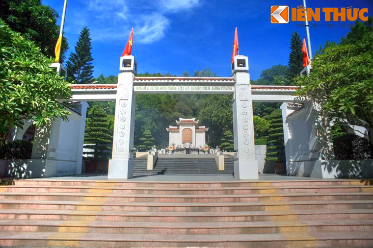 Là đầu mối giao thông hết sức quan trọng của đường mòn Hồ Chí Minh, trong suốt những năm tháng chiến tranh, quân đội Mỹ đã tập trung nhiều máy bay thả bom đánh phá Ngã ba Đồng Lộc nhằm cắt đứt đường tiếp tế của người dân miền Bắc cho chiến trường miền Nam. Ảnh: Cổng vào khu mộ 10 cô gái Ngã ba Đồng Lộc.