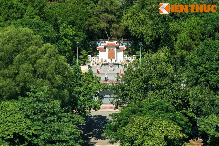 Ngã ba Đồng Lộc (thuộc xã Đồng Lộc, huyện Can Lộc, tỉnh Hà Tĩnh) ngày nay là một địa danh tâm linh nổi tiếng gắn với sự hi sinh của 10 nữ thanh niên xung phong trong thời kỳ chiến tranh Việt Nam. Ảnh: Toàn cảnh khu mộ 10 nữ thanh niên xung phong ở Ngã ba Đồng Lộc nhìn từ trên cao.