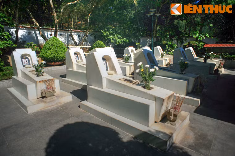 Trưa ngày 24/7/1968, như mọi ngày 10 cô ra làm nhiệm vụ. 16h30, trận bom thứ 15 trong ngày dội xuống Đồng Lộc, một quả bom đã rơi xuống ngay sát miệng hầm, nơi 10 cô đang tránh bom. Ảnh: Mộ của 10 cô gái Ngã ba Đồng Lộc.