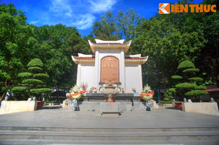 Vào mùa hè năm 1968, nơi đây có một tiểu đội thanh niên xung phong gồm 10 cô gái trẻ, tuổi từ 17 đến 24, có nhiệm vụ canh giữ giao điểm, phá bom và sửa đường thông xe khi bị bom phá. Ảnh: Đài tường niệm trong khu mộ.