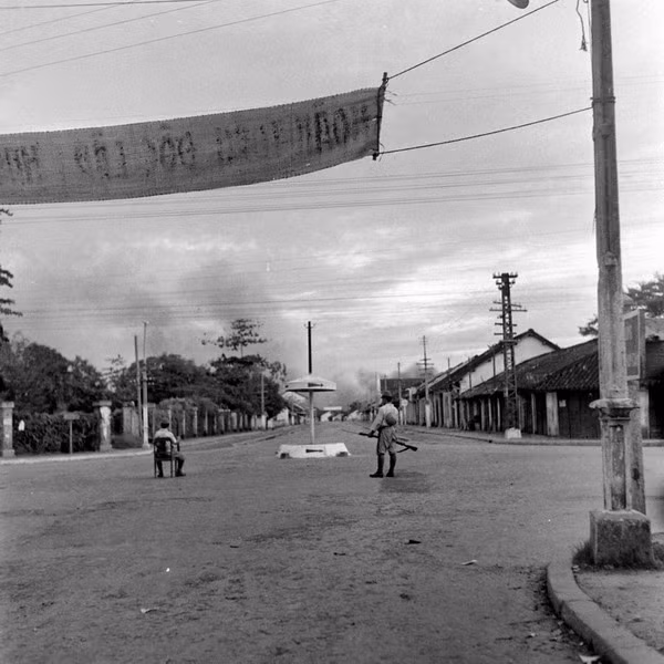 Lính Nhật canh gác con đường dẫn vào cảng Sài Gòn.