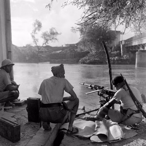 Lính đồng minh bên bờ kênh Nhiêu Lộc.