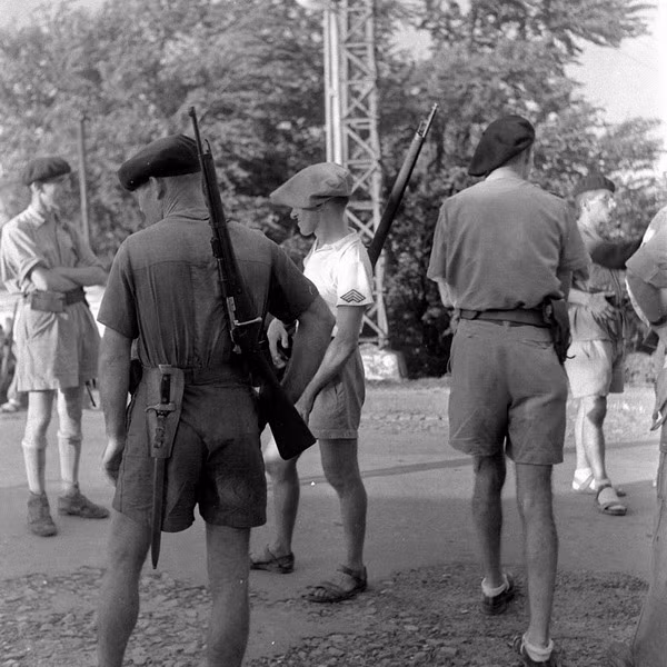 Quân đồng minh trên đường phố Sài Gòn.