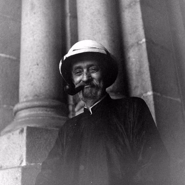 Chân dung một linh mục Pháp ở nhà thờ Đức Bà.