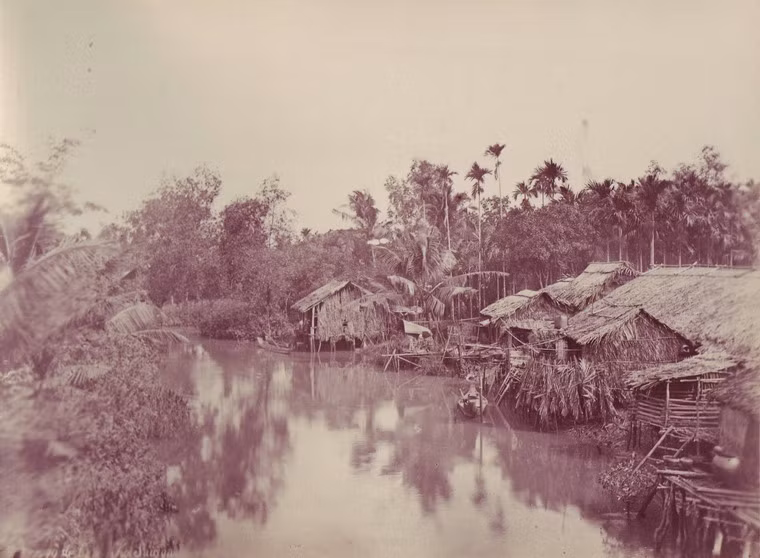 Xóm nhà lá ven kênh rạch ở ngoại ô Sài Gòn.