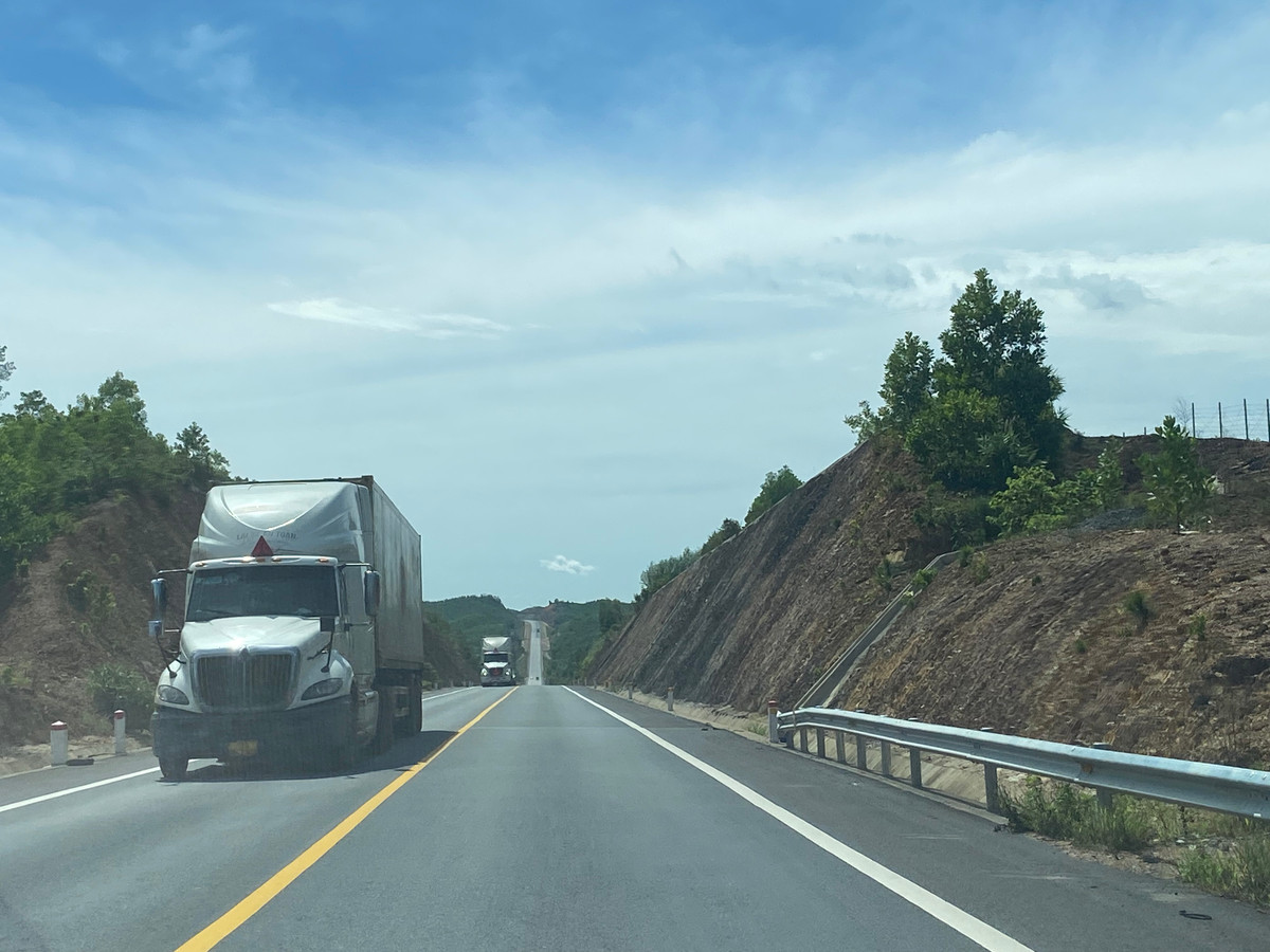 Tuyến Cao tốc Cam Lộ-La Sơn được đưa vào khai thác từ đầu năm 2023 đến nay, tuy nhiên do chưa áp dụng thu phí nên lưu lượng các phương tiện ôtô trên tuyến đường ngày càng nhiều. Bình quân mỗi ngày ước khoảng trên dưới 5000 phương tiện lưu thông.