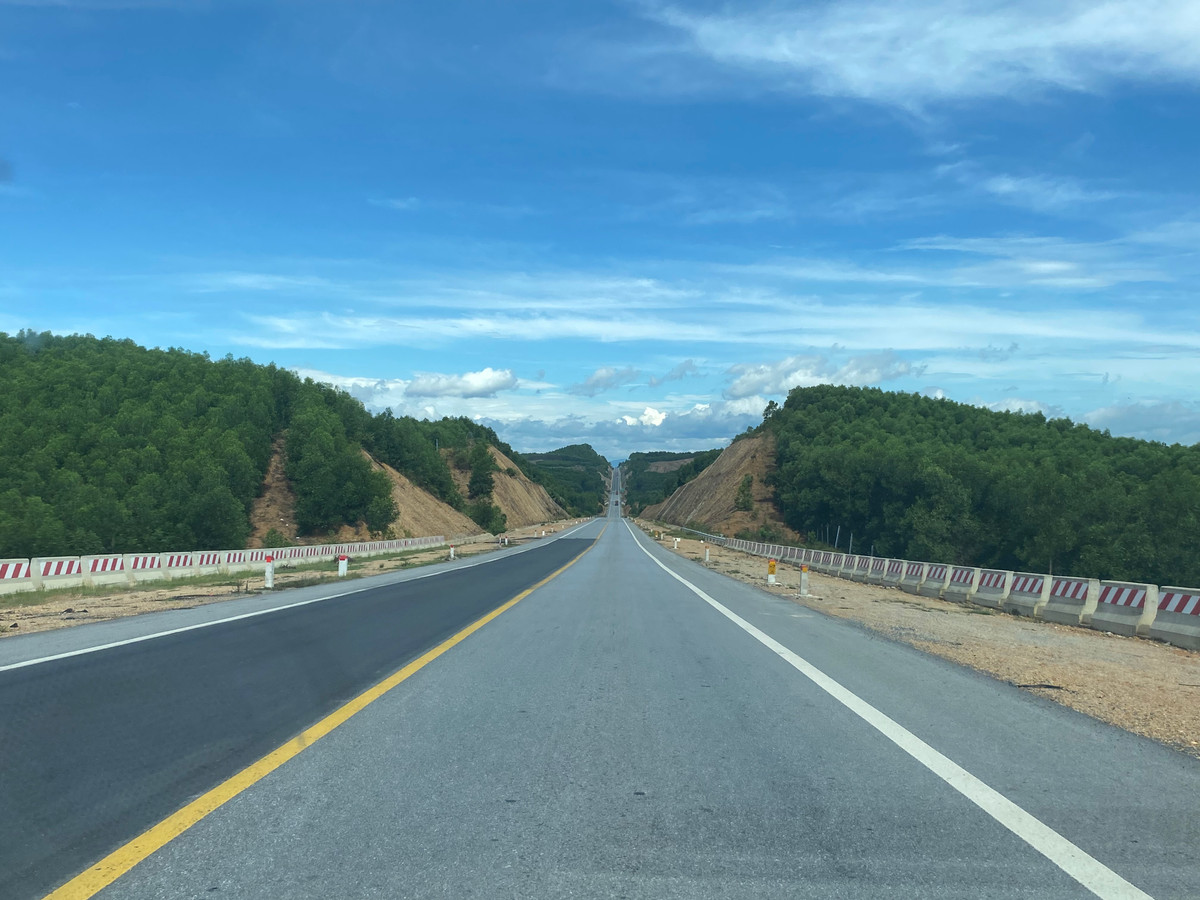 Cao tốc Cam Lộ-La Sơn có chiều dài hơn 98km, đi qua kết nối tỉnh Quảng Trị và Thừa Thiên-Huế, có tổng mức đầu tư gần 8000 tỷ đồng. Giai đoạn đầu khai thác, tuyến đường có hai làn xe với chiều rộng nền đường 12m, riêng đoạn vượt xe có quy mô 4 làn xe, chiều rộng nền đường 23m. 