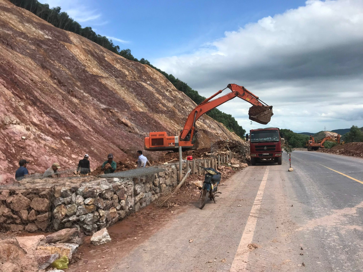 Trước đó, để đẩy nhanh quá trình khắc phục vị trí sụt trượt ta luy dương tại Km 69+900 trên tuyến cao tốc Cam Lộ-La Sơn, đoạn đi qua thành phố Huế và thị xã Hương Trà, Ban An toàn Giao thông tỉnh Thừa Thiên-Huế đã có văn bản yêu cầu các địa phương, lực lượng chức năng phối hợp điều tiết phân luồng giao thông, hạn chế xe tải trọng trên 10 tấn vào Cao tốc Cam Lộ-La Sơn từ đầu tháng 6.