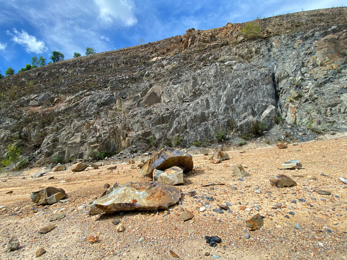 Với việc bạt núi, xẻ đồi để mở đường, nên tuyến cao tốc Cam Lộ - La Sơn có nhiều mái taluy dương khá cao. Theo quan sát của PV, hiện tại vị trí km 15 đoạn tỉnh Quảng Trị nhiều khối đá trên mái đã sạt trượt xuống, số còn lại đang chực chờ để rơi xuống tuyến.