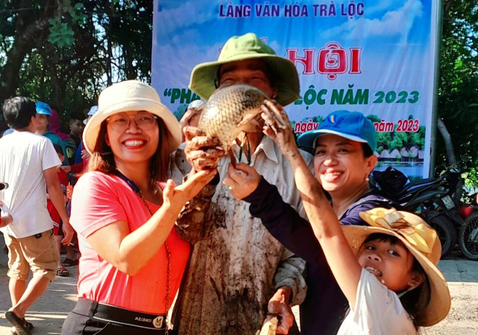 Lãnh đạo UBND huyện Hải Lăng chia sẻ, gọi là "phá trằm”, nhưng thực chất chỉ là việc xả nước bắt cá làm thực phẩm trong những ngày mùa vất vả. Qua đó, vừa cải tạo lòng hồ, vừa thay thế nguồn nước mới làm cho môi trường được đảm bảo hơn. Đồng thời, duy trì lễ hội văn hóa dân gian độc đáo của địa phương, tạo không khí vui tươi, phấn khởi của nhân dân trên địa bàn.Ảnh: Niềm vui của những người tham gia lễ hội khi bắt được cá lớn.