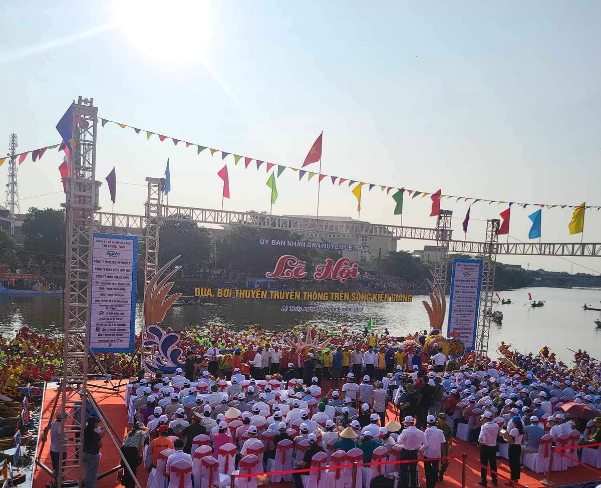 Quảng cảnh buổi lễ khai mạc lễ hội đua, bơi thuyền truyền thống trên sông Kiến Giang