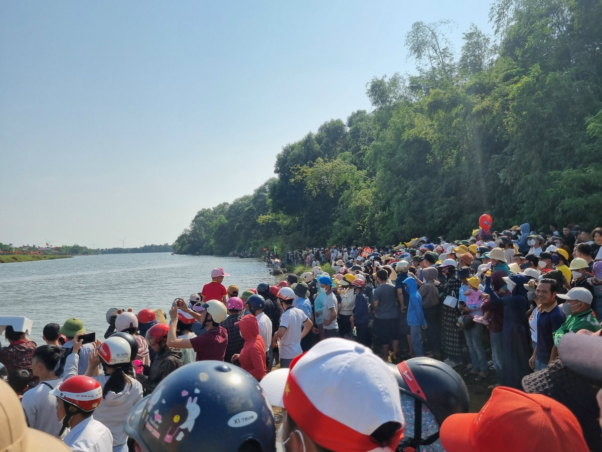 Đông đảo người dân và du khách đã tập trung hai bên bờ sông Kiến Giang để xem và cổ vũ cho các đội đua.