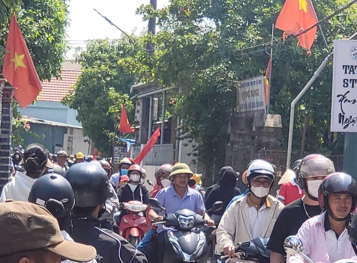 Ngay từ sáng sớm trên khắp các con đường đổ về thị trấn Kiến Giang đã tấp nập người dân hân hoan về dự lễ hội đua thuyền.