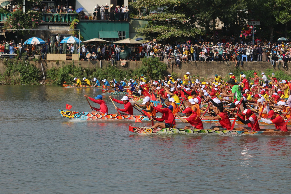 Sau đó các đội thuyền đua chính thức vào tranh tài, với tinh thần và khí thế quyết tâm nhất