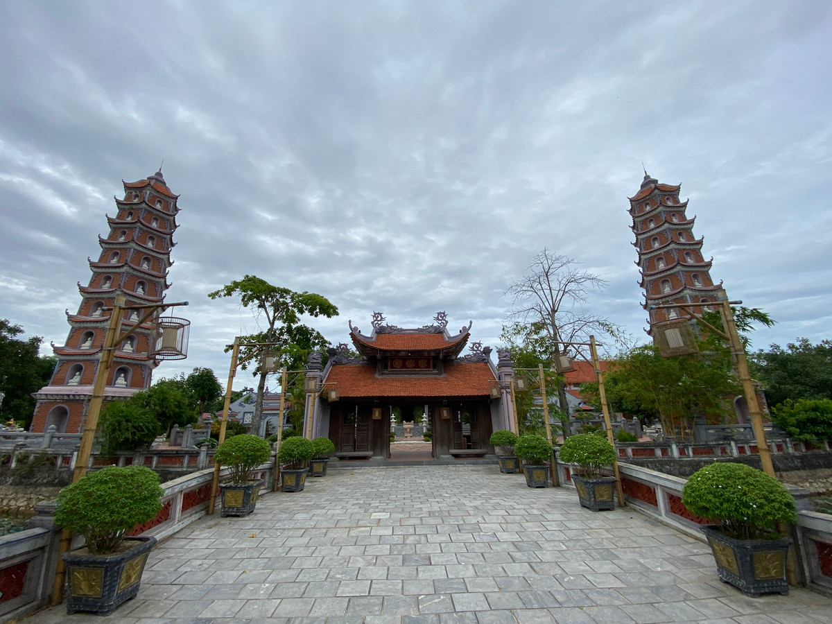 Chùa tọa lạc trên vùng đất cao ráo, rộng 10.000m2, ở phía hữu ngạn dòng sông Kiến Giang, cách trung tâm huyện lỵ Lệ Thủy khoảng 4km về phía nam. Dù trải qua bao biến cố thăng trầm của lịch sử và bom đạn chiến tranh, nhưng chùa Hoằng Phúc vẫn còn lưu giữ được nhiều cổ vật có giá trị cao về khảo cổ lịch sử, văn hóa và là điểm đến du lịch tâm linh của du khách gần xa.