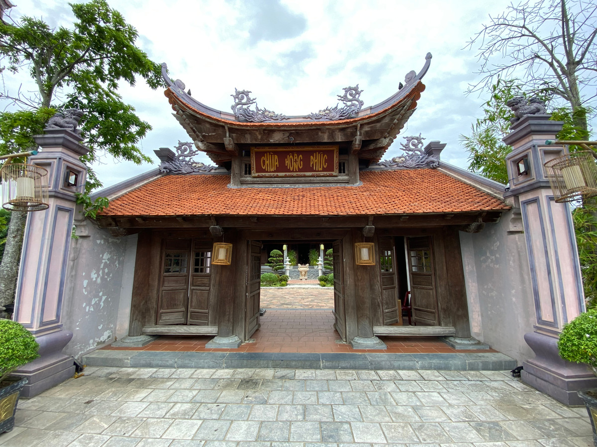 Nằm ở xã Mỹ Thuỷ, huyện Lệ Thuỷ (Quảng Bình) Chùa Hoằng Phúc là một trong những ngôi chùa cổ nhất miền Trung, một công trình kiến trúc tâm linh có chiều dài lịch sử trên 700 năm. Theo các tài liệu ghi lại, năm 1301, Phật hoàng Trần Nhân Tông đến thăm chùa, cầu phúc đức cho nhân dân. Lúc đó, chùa có tên là Am Tri Kiến. Năm 1716, chúa Nguyễn Phúc Chu đặt lại tên chùa là Kính Thiên. Năm 1821, vua Minh Mạng trong chuyến ngự giá Bắc tuần đã ghé lại chùa và đổi tên thành Hoằng Phúc tự.