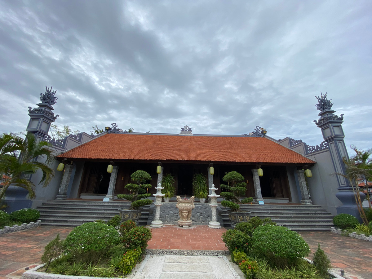 Theo sử sách ghi lại năm Minh Mạng thứ 4 (1823), vua đã ban xuất 100 lạng bạc kho để tu sửa lại chùa. Năm Minh Mạng thứ 7 (1826), vua lại ban cho 150 lạng bạc kho để sửa thêm. Năm Thiệu Trị thứ 2 (1842), vua ngự giá Bắc tuần và có ông Tùng Thiện quận vương tháp tùng đến thăm chùa Hoằng Phúc và cấp cho 300 lạng bạc để trùng tu lại chùa. Quá trình trùng tu bảo vệ theo dòng chảy lịch sử mãi đến hôm nay, chùa được xây dựng khang trang, sạch đẹp.