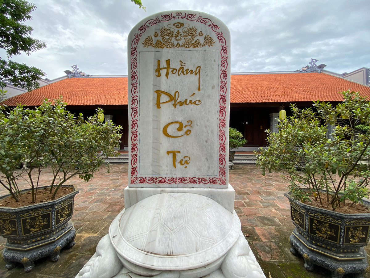 Trải qua bao thăng trầm của lịch sử và bom đạn chiến tranh, chùa Hoằng Phúc hiện vẫn còn lưu giữ một số cổ vật và di tích cổ. Hiện tại trên nền chùa cũ vẫn còn 1 Tam quan với rễ cây cổ thụ ôm quanh linh thiêng. Được biết, Tam quan ở chùa Hoằng Phúc được bố trí thành 3 cổng tách rời nhau, với hệ thống tường không giống Tam quan của đa số chùa Việt.