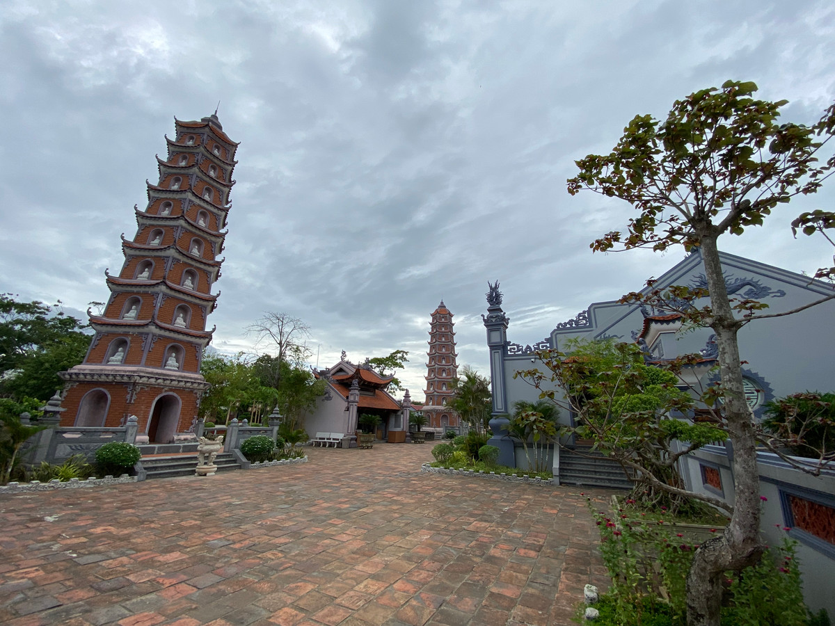 Chùa Hoằng Phúc không chỉ là nơi thờ Phật, nơi hoằng dương Phật pháp mà còn gắn liền với các sự kiện lịch sử tiêu biểu của quê hương, đất nước. Trong sự nghiệp đấu tranh giải phóng dân tộc, chùa là nơi nuôi giấu, bảo vệ cách mạng.