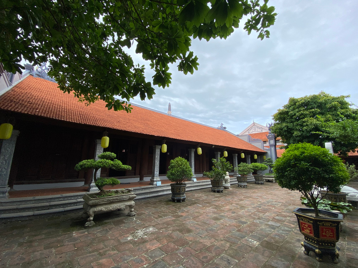 Dù ở không gian nào thì chùa Hoằng Phúc luôn rợp bóng cây xanh, tươi mát, yên bình, thanh tịnh.