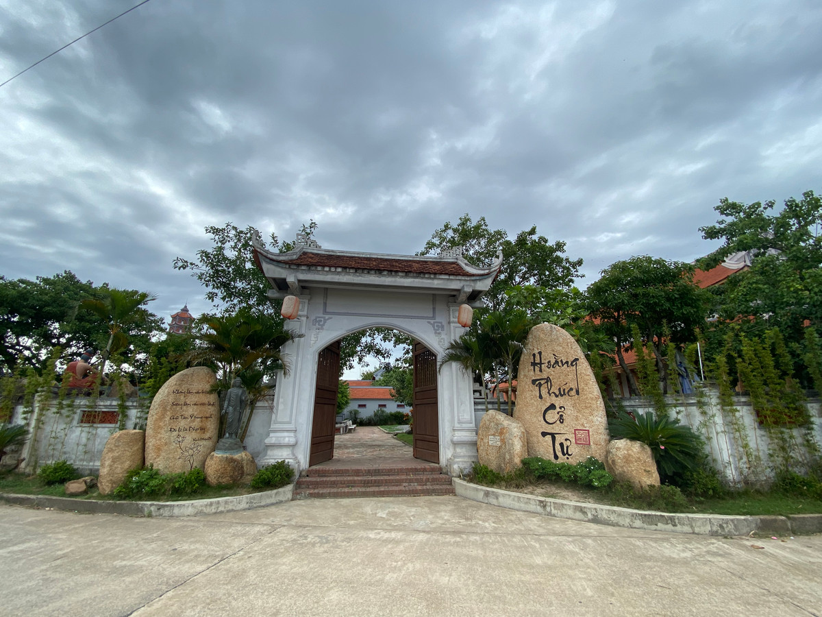 Hoằng Phúc cổ tự, ngôi chùa hơn 700 năm với những ý nghĩa giá trị lịch sử, vẻ đẹp bình yên, thanh tịnh sẽ là địa chỉ du lịch tâm linh mà du khách gần xa tìm đến khi có dịp về với quê hương Quảng Bình.