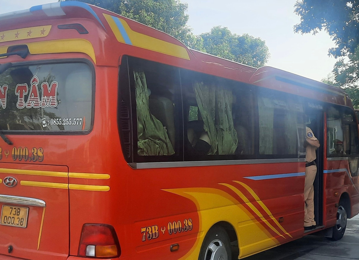 Quảng Trị: Nhồi nhét khách, một phương tiện vận tải bị xử phạt Quang Tri: Nhoi nhet khach, mot phuong tien van tai bi xu phat