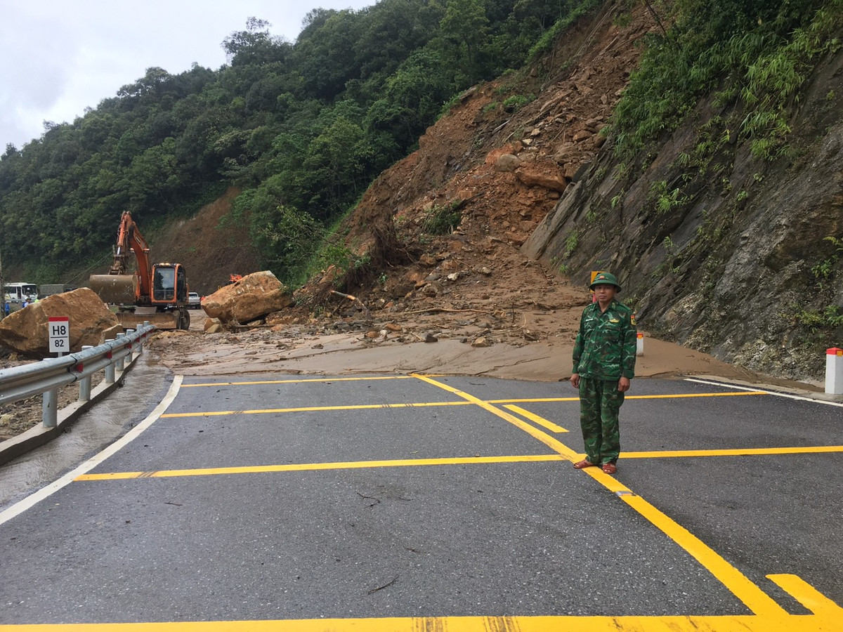 Sáng 27/9/2023, ông Võ Trường Giang, Trưởng văn phòng quản lý đường bộ 2.3 (thuộc Khu quản lý đường bộ 2 – Cục Đường bộ Việt Nam) cho biết, tại quốc lộ 8A đường lên Cửa khẩu Quốc tế Cầu Treo đang xảy ra tình trạng sạt lở đất, đá nghiêm trọng. Hiện lực lượng chức năng đang huy động máy móc để giải phóng tuyến đường.