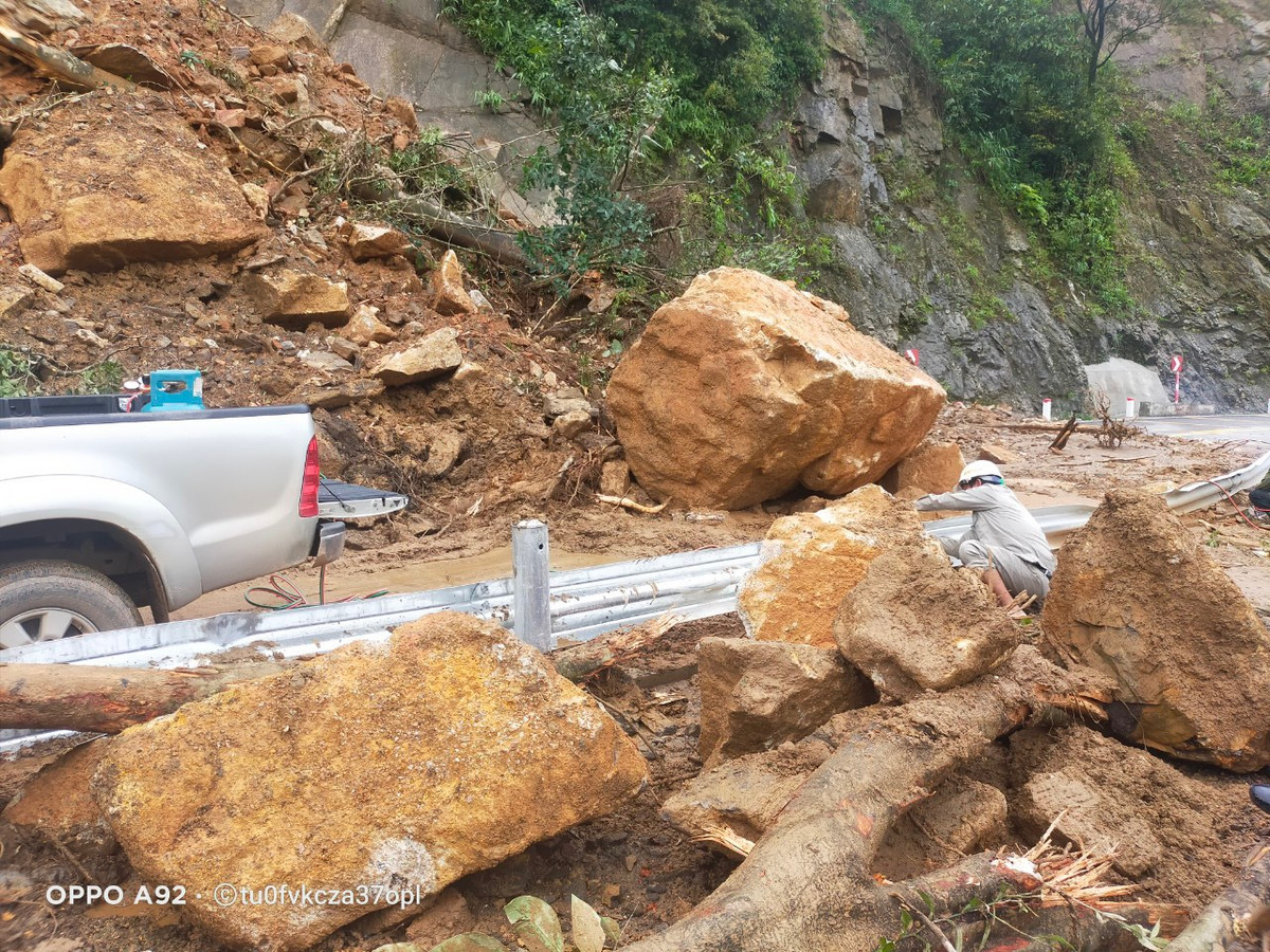 Tại hiện trường trên tuyến nhiều khối lượng đất, đá đã vùi lấp tuyến đường lên cửa khẩu. Cụ thể tại vị trí Km82+300, ước tính có khoảng 100m3 đất đá, cây cối từ trên vách núi cao đã bị sạt lở, đổ ập xuống chắn ngang tuyến Quốc lộ 8A với chiều dài khoảng 50m. Sạt lở khiến cho các phương tiện từ Cửa khẩu quốc tế Cầu Treo vào nội địa và ngược lại không thể lưu thông qua lại.