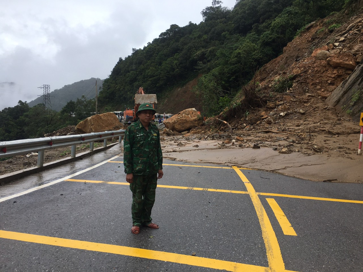 Theo thông tin từ đại diện lãnh đạo đồn biên phòng Cửa khẩu quốc tế Cầu Treo hiện tuyến đường QL 8A đã được khắc phục và thông tuyến.