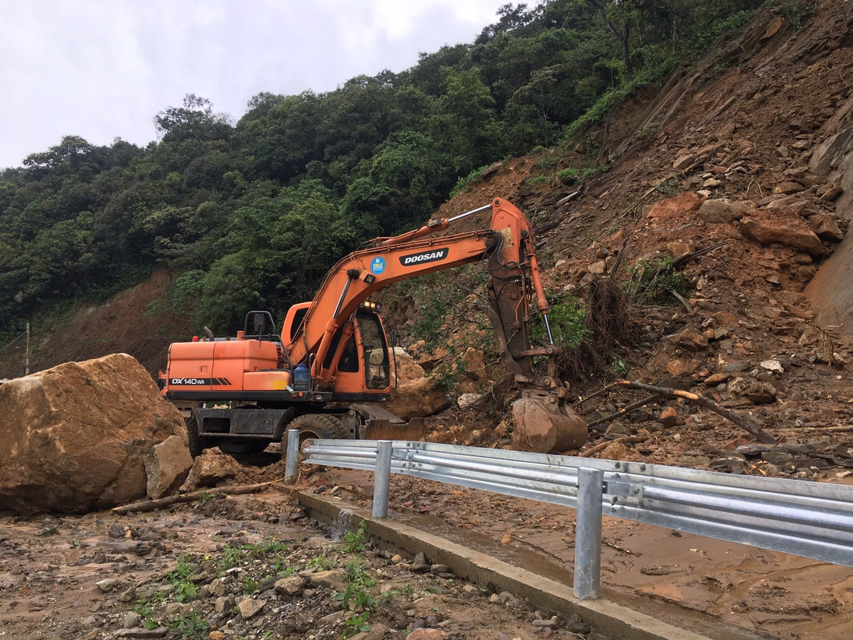 Những khối đá lớn đã lăn xuống gây ách tắc tuyến đường. Bên cạnh đó, trước tình hình thượng nguồn có mưa lớn, lượng nước đổ về rất nhanh, Nhà máy Thủy điện Hố Hô (huyện Hương Khê, Hà Tĩnh) đã tiến hành xả tràn. Lưu lượng nước qua tràn lúc 16h ngày 26/9 đo được là 1.380 m3/giây. Mặt khác, do tình hình mưa lũ trên địa bàn Hương Khê tiếp tục diễn biến phức tạp, một số địa phương đã bắt đầu triển khai phương án sơ tán người dân để đảm bảo an toàn, đồng thời cắt cử lực lượng chức năng túc trực, lập rào chắn tại các điểm xung yếu.