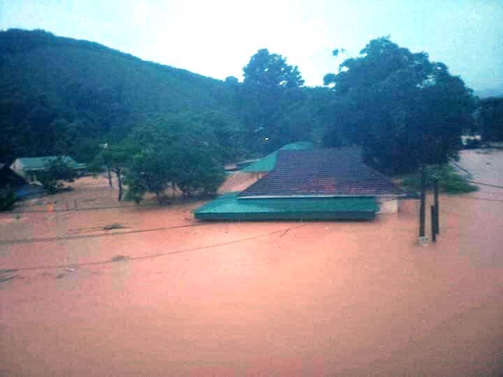 Nghệ An: Hàng ngàn ngôi nhà ngập trong biển nước Nghe An: Hang ngan ngoi nha ngap trong bien nuoc 