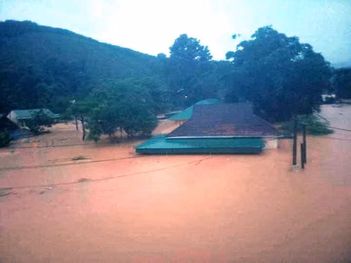 Nghe An: Hang ngan ngoi nha ngap trong bien nuoc ​
