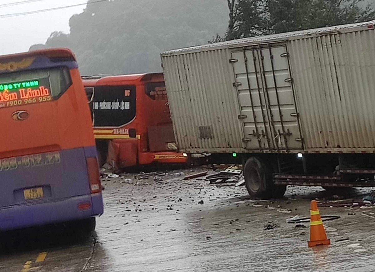 Nhận được tin báo, lực lượng chức năng tỉnh Kon Tum có mặt để tiến hành công tác cứu nạn, bảo vệ hiện trường, phân luồng giao thông.