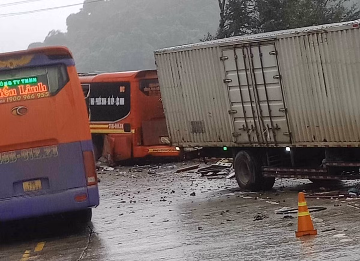 Nhận được tin báo, lực lượng chức năng tỉnh Kon Tum có mặt để tiến hành công tác cứu nạn, bảo vệ hiện trường, phân luồng giao thông.