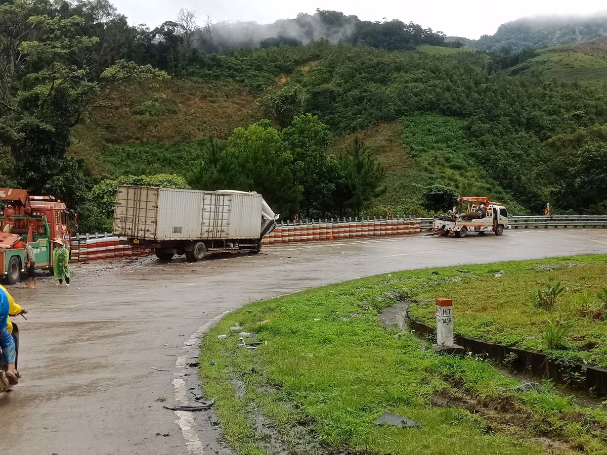 Vụ tai nạn xảy ra vào koảng 1h30 sáng cùng ngày, tại Km 1419+700 đường Hồ Chí Minh (thuộc thôn Măng Khênh, xã Đăk Man, huyện Đăk Glei, tỉnh Kon Tum).