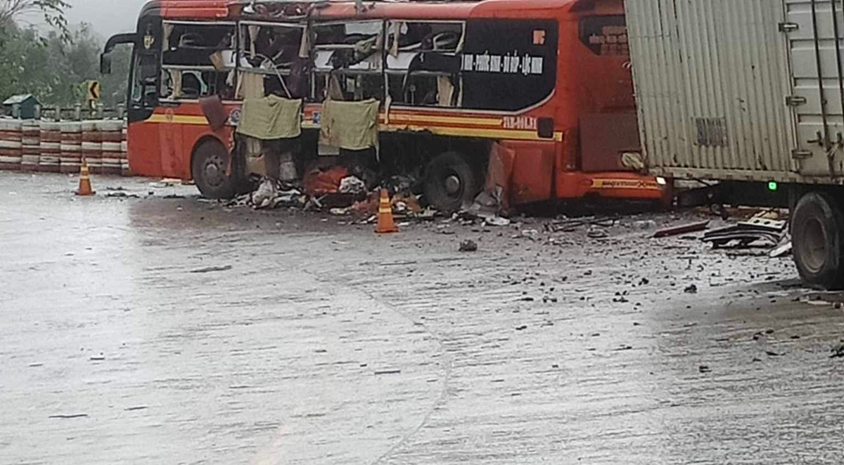 Va chạm khiến ông Nguyễn Hữu Cừu (SN 1954, trú tại tỉnh Quảng Trị) tử vong. Ông Lê Bá Ngoan (66 tuổi, trú tại tỉnh Quảng Trị), Thái Quang Hải (47 tuổi, trú tại tỉnh Đăk Nông), Nguyễn Thị Quỳnh (33 tuổi, trú tại tỉnh Quảng Bình) và Nguyễn Trọng Ninh (40 tuổi, trú tại TP. Hà Nội) bị thương.