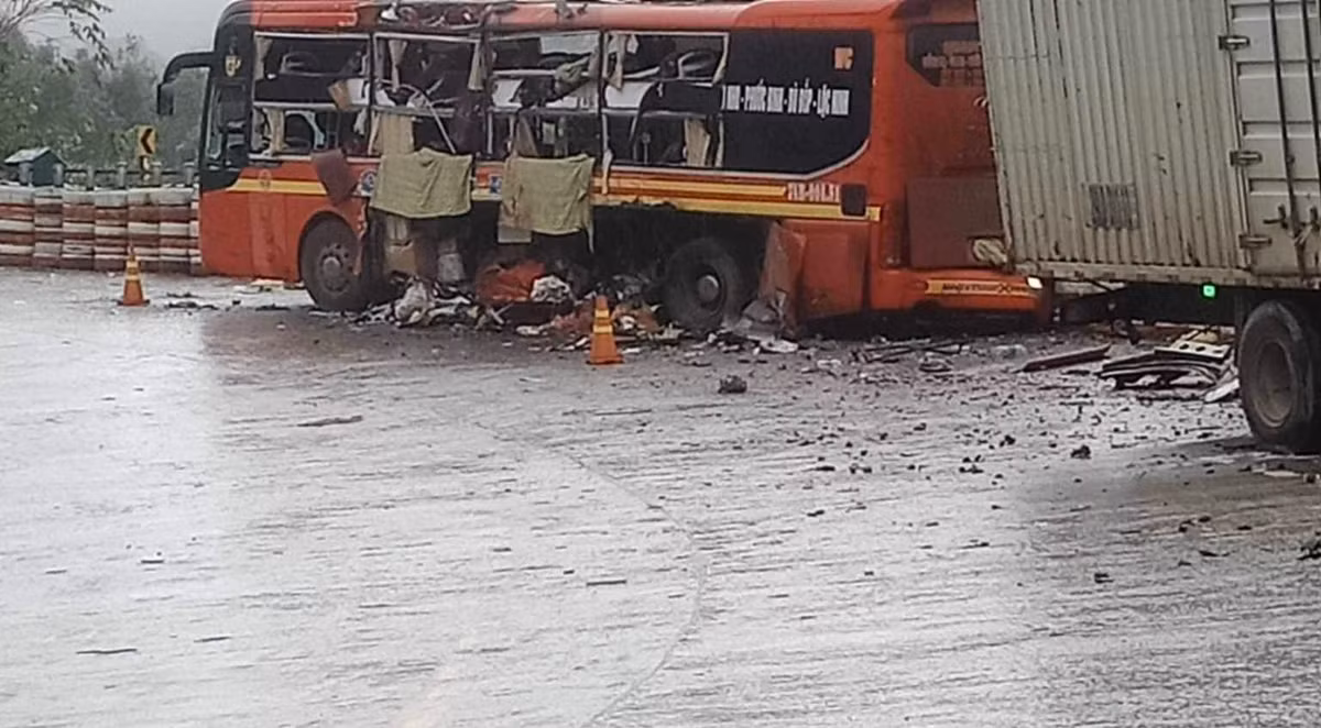 Va chạm khiến ông Nguyễn Hữu Cừu (SN 1954, trú tại tỉnh Quảng Trị) tử vong. Ông Lê Bá Ngoan (66 tuổi, trú tại tỉnh Quảng Trị), Thái Quang Hải (47 tuổi, trú tại tỉnh Đăk Nông), Nguyễn Thị Quỳnh (33 tuổi, trú tại tỉnh Quảng Bình) và Nguyễn Trọng Ninh (40 tuổi, trú tại TP. Hà Nội) bị thương.