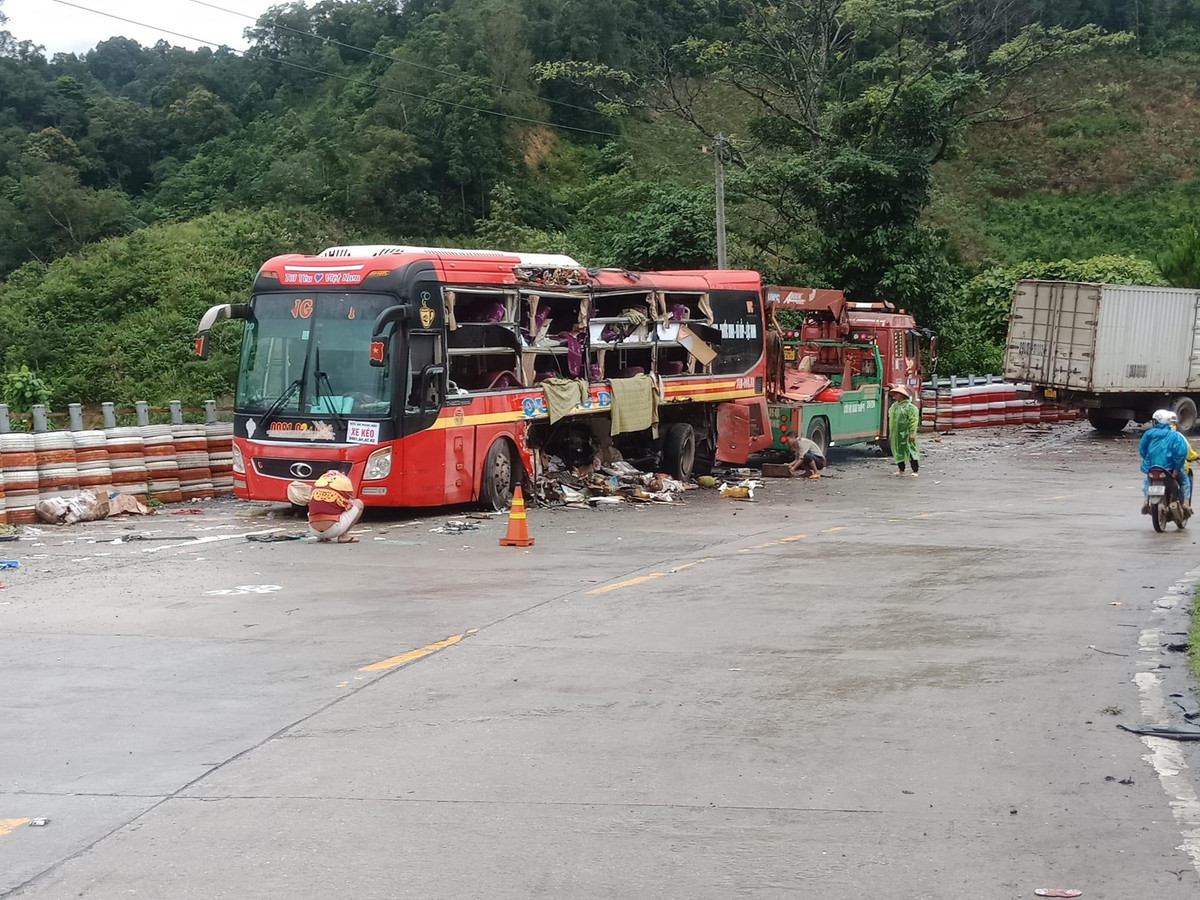 Tai nan giua xe khach giuong nam va o to tai, 5 nguoi thuong vong