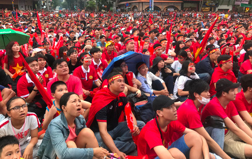 Nhieu man hinh Led “khung” tren pho Nguyen Hue phuc vu AFF Suzuki Cup 2018-Hinh-4