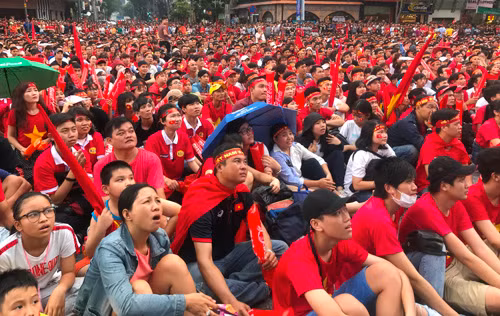 Nhieu man hinh Led “khung” tren pho Nguyen Hue phuc vu AFF Suzuki Cup 2018-Hinh-4