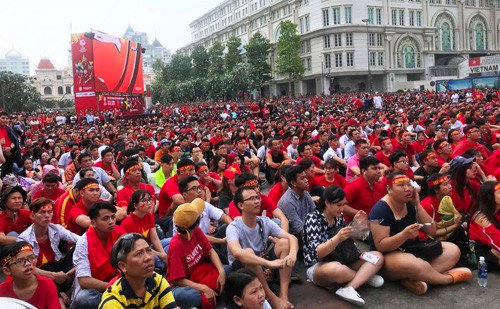 Nhieu man hinh Led “khung” tren pho Nguyen Hue phuc vu AFF Suzuki Cup 2018-Hinh-7