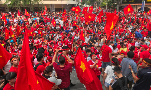 Nhieu man hinh Led “khung” tren pho Nguyen Hue phuc vu AFF Suzuki Cup 2018-Hinh-2