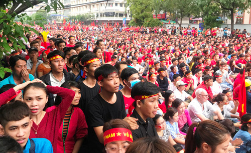 Nhieu man hinh Led “khung” tren pho Nguyen Hue phuc vu AFF Suzuki Cup 2018-Hinh-3