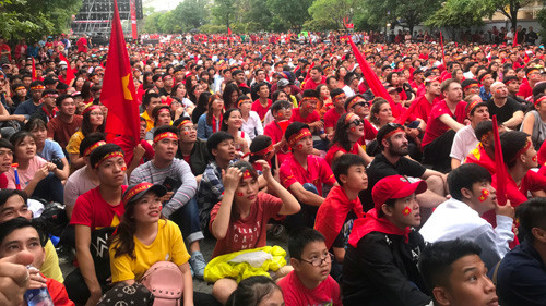 Nhieu man hinh Led “khung” tren pho Nguyen Hue phuc vu AFF Suzuki Cup 2018-Hinh-6