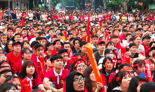Nhieu man hinh Led “khung” tren pho Nguyen Hue phuc vu AFF Suzuki Cup 2018-Hinh-5