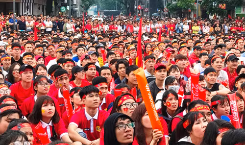 Nhieu man hinh Led “khung” tren pho Nguyen Hue phuc vu AFF Suzuki Cup 2018-Hinh-5