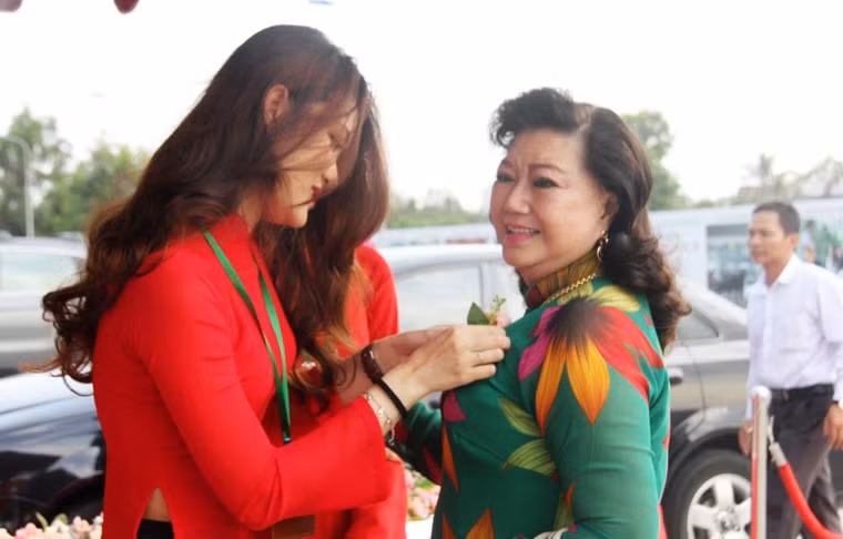 Huu Chau roi lẹ du le dat ten duong NSUT Thanh Nga-Hinh-2