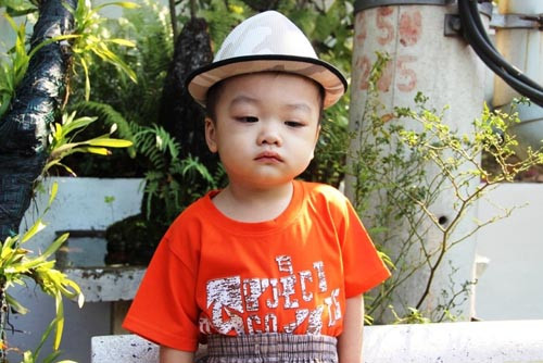 Bé trai bị bỏ rơi trên taxi khóc nấc khi gặp lại mẹ Be trai bi bo roi tren taxi khoc nac khi gap lai me