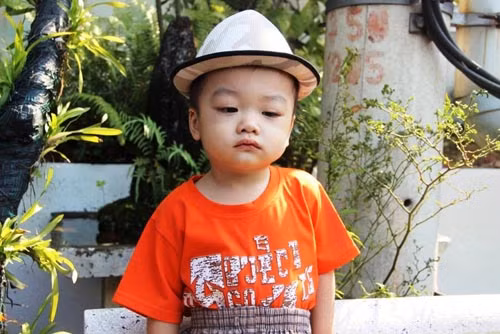 Bé trai bị bỏ rơi trên taxi khóc nấc khi gặp lại mẹ Be trai bi bo roi tren taxi khoc nac khi gap lai me