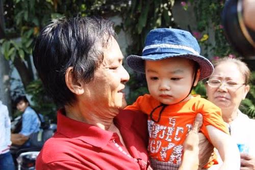 Be trai bi bo roi tren taxi khoc nac khi gap lai me-Hinh-2